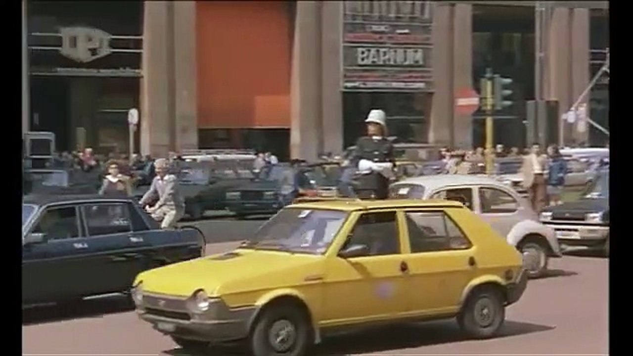 Renato pozzetto scene divertenti - Film Il ragazzo di campagna 1984 - Artemio sul trattore a Milano