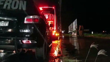 Após denúncia de contrabando de cigarros, militares e cães do BPFron abordam ônibus