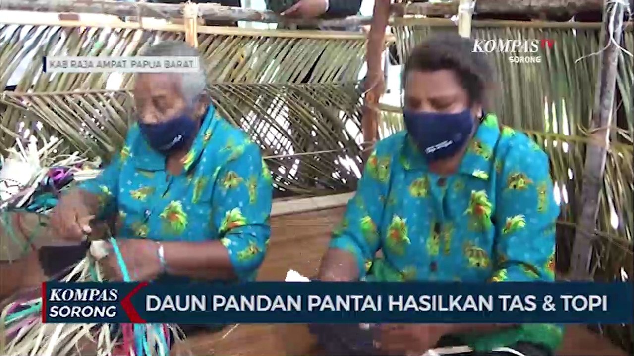 Melihat Kerajinan Tangan Warga Arborek Dari Daun Pandan Pantai