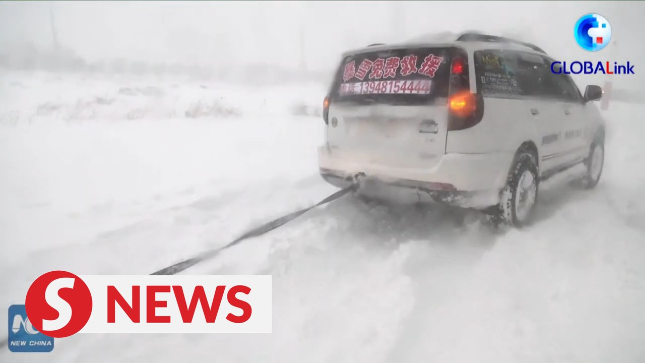 Volunteers help travelers trapped on road by heavy snowstorm in Tongliao, China
