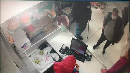 ARNAVUTKÖY'DE KASİYERİ DOLANDIRAN TIRNAKÇILAR BU KEZ ÖZÜR DİLEMEK İÇİN GELDİ