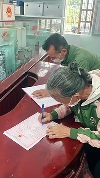 Ông bà dắt tay nhau đi đăng kí kết hôn dù đã ngoài 60 tuổi