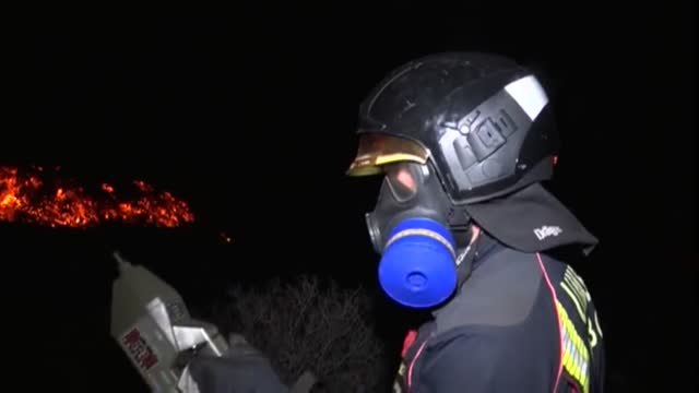Así se recogen las muestras de la nueva colada que ha llegado al mar