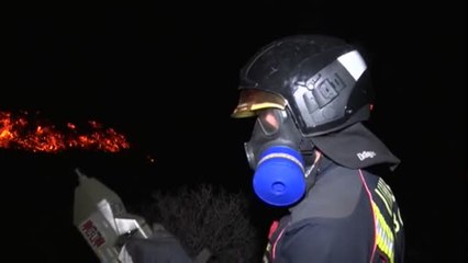 Así se recogen las muestras de la nueva colada que ha llegado al mar