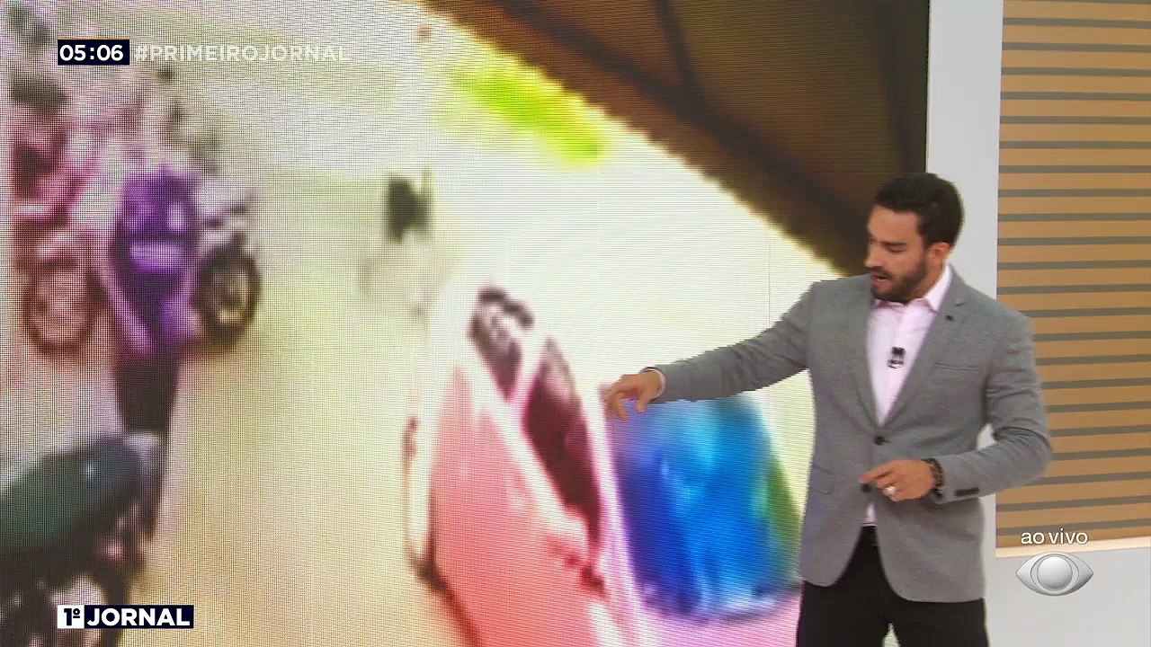 Dois homens foram executados dentro de um carro em Londrina. Imagens de câmeras de segurança registraram o crime e o desespero de uma mulher, que deixa o veículo com uma criança no colo momentos depois dos tiros.