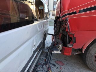 Öğrenci servisi ile tır çarpıştı: 2 yaralı