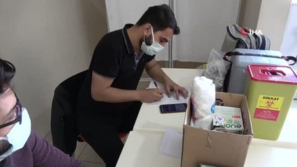 Korona aşılamasında son sıradaki Şanlıurfa'da kitap fuarında aşı standı açıldı