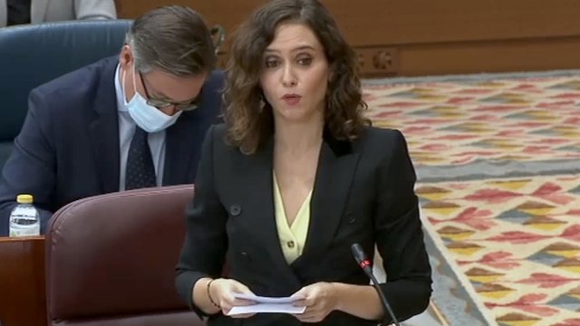 Ayuso estalla en la Asamblea: Sobre las cifras de fallecidos... bueno, de verdad... hasta luego, da igual... paso