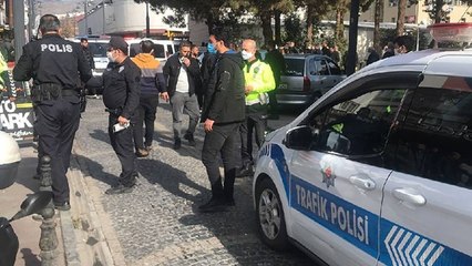 Meraklı izleyici kalabalığı, polis ‘Gören varsa gelsin tanık olsun’ deyince dağıldı