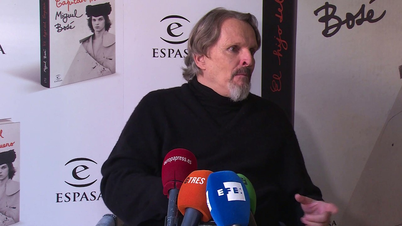 Miguel Bosé pide a los periodistas que se quiten la mascarilla durante la presentación de su libro 'El hijo del Capitán Trueno'