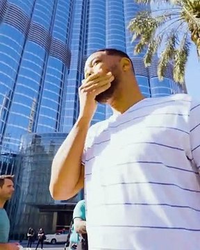 ويل سميث يتسلق برج خليفة على قدميه في وقت فياسي