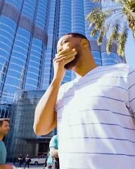 ويل سميث يتسلق برج خليفة على قدميه في وقت فياسي