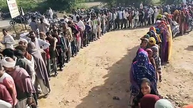 खाद के लिए अन्नदाता सुबह से कतार में। देखे वीडियो