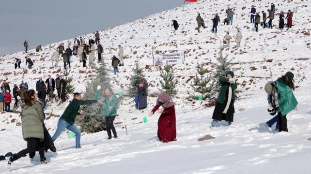 KARTOPU OYNAYIP, FİDAN DİKTİLER