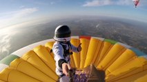 Un francese in piedi su una mongolfiera a 4.000 metri d'altitudine