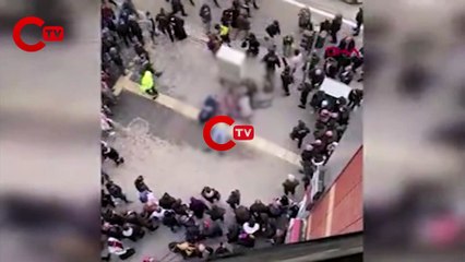 10'uncu kattan atlayan kadın, caddede yürüyen bir kişinin üzerine düştü