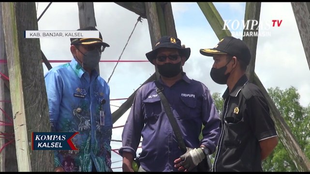 Demi Pergi Sekolah, Siswa SD Nekat Lewati Jembatan Gantung yang Rusak