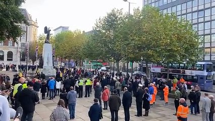Watch as people honour a two minute's silence in Leeds on Remembrance Day