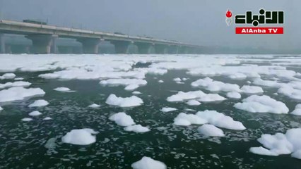 رغوة سامة تغطي نهر يامونا في نيودلهي