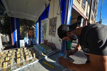 Aldığı 5 biletin sonuncusunda 500 bin liralık büyük ikramiyeyi kazandı