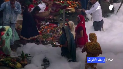 العديد من الهندوس يستمرون في النزول إلى نهر يامونا رغم الرغوة السامة التي تغطي سطحه