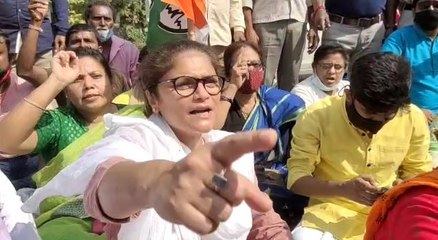 তৃণমূল কংগ্রেসের পক্ষ থেকে আগরতলা পুলিশ হেডকোয়ার্টারের সামনে ধর্না প্রদর্শন |Oneindia bengali