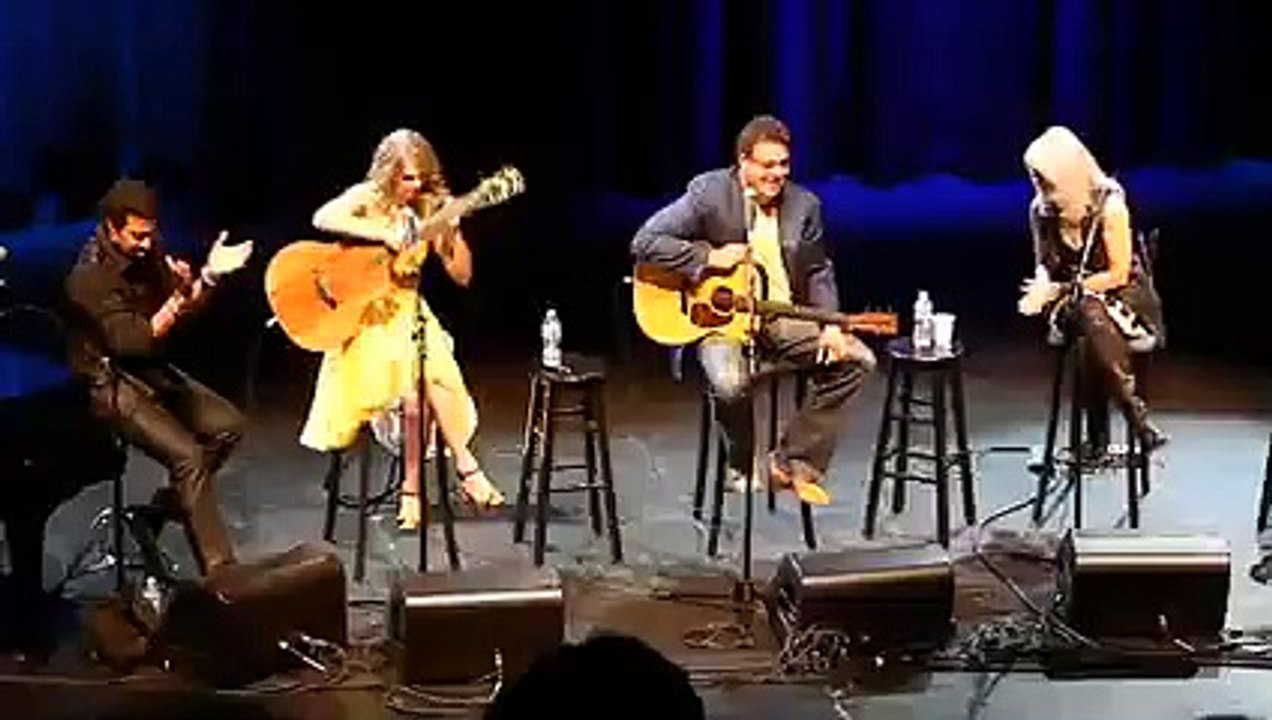 Taylor_Swift_performs_"Love_Story"_at_All_for_the_Hall_Los_Angeles