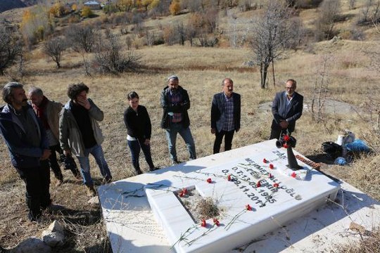 DEPREMDE YAŞAMINI YİTİREN DHA MUHABİRİ CEM EMİR, MEZARI BAŞINDA ANILDI