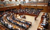 La Asamblea de Madrid expulsa a una diputada del PSOE por hablar del hermano de Ayuso y hasta Vox se rebela