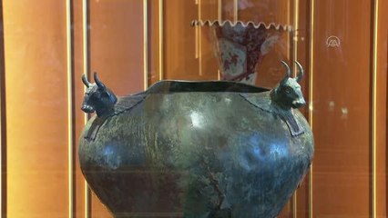 Cumhurbaşkanı Erdoğan ve Macaristan Başbakanı Orban, Macaristan'dan iadesi gerçekleştirilen tarihi eserleri inceledi