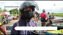 Banjir Kalteng, Pengendara Terpaksa Gunakan Jasa Perahu untuk Melintasi Jalan Trans Kalimantan