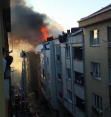 BAĞCILAR'DA 5 KATLI BOŞ BİNANIN ÇATISI ALEV ALEV YANDI