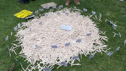 İngiltere'de sağlık çalışanları Kovid-19 aşı zorunluluğu kararını protesto etti