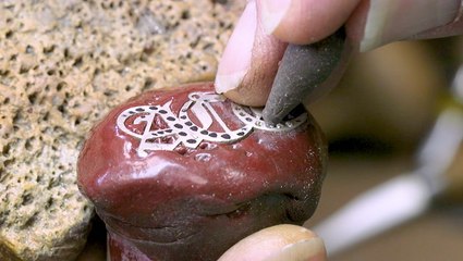 How custom nameplate necklaces are made for celebrities