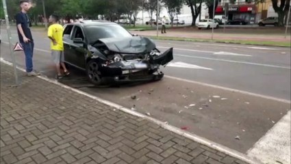 Forte colisão entre Audi e Corolla é registrada na Av. Brasil