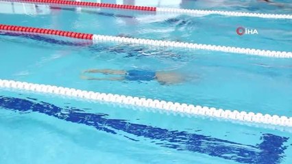 Genç çevreciler Karadeniz için havuzda yüzdü