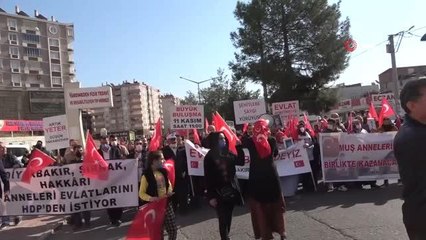 Son dakika... Evlat eylemindeki aileler şehitlere saygı yürüyüşü düzenledi