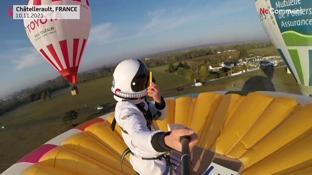 Il se met debout sur une montgolfière à plus de 4 000 mètres d'altitude