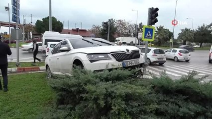 Samsun'da trafik kazası: Refüje çıkan araç elektrik panelini yıktı