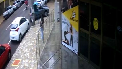 Câmera registra colisão na Rua Vicente Machado em Cascavel