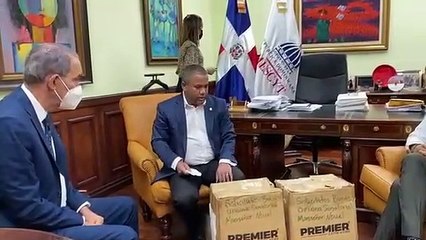 Mesyct promete senador resolver pedido de becas a estudiantes de Monseñor Nouel