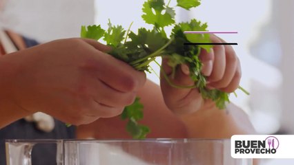 Saludable ensalada de atún con aderezo de cilantro