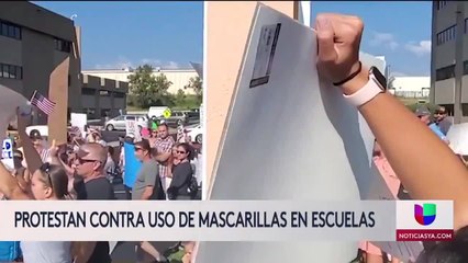 Padres protestan contra requisito de mascarillas en colegios