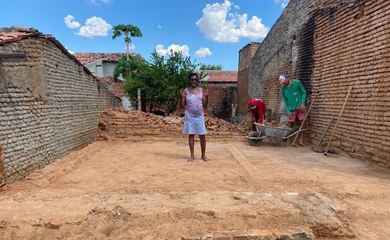 Após repercussão no programa Olho Vivo, casa de idosa começa a ser reconstruída em Cajazeiras