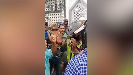 Palak Pengendara Wanita, Pria Berseragam Polisi Diamuk Warga