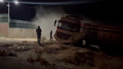 Şarampole devrilen tırdan burnu bile kanamadan çıktı