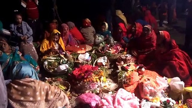 छठ पूजा पर उगते सूर्य को दिया अर्घ्‍य