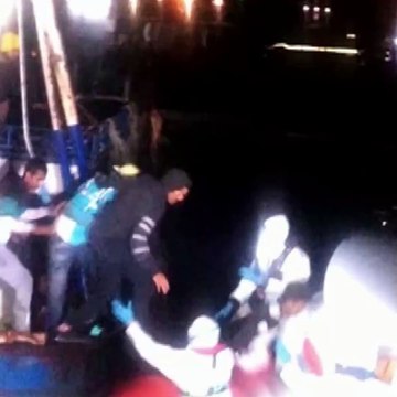 396 migrants, ni-rescue sa Dagat sa Sicily | GMA News Feed