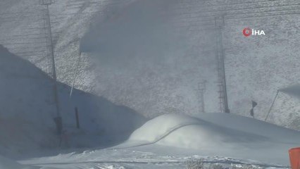 Erzurum'da arabaların camları buz tuttu