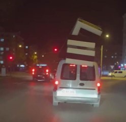 HAFİF TİCARİ ARAÇ ÜZERİNDE KOLTUK TAŞIYAN SÜRÜCÜYE 300 LİRA CEZA